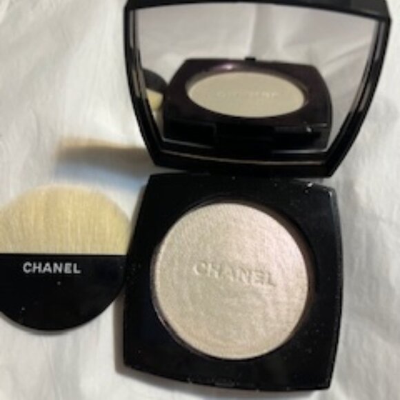 Almost New Chanel Poudre Lumere Highlighting Powder in White Opal 40 - Picture 1 of 5